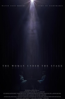 Женщина под сценой